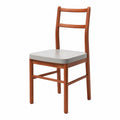 Silla de madera con asiento de plástico gris